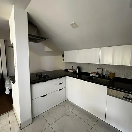 Lena Deluxe Apartment